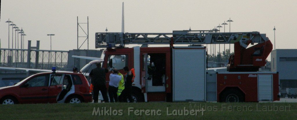 Warten auf den Airbus 380 Koeln Bonn P360.JPG